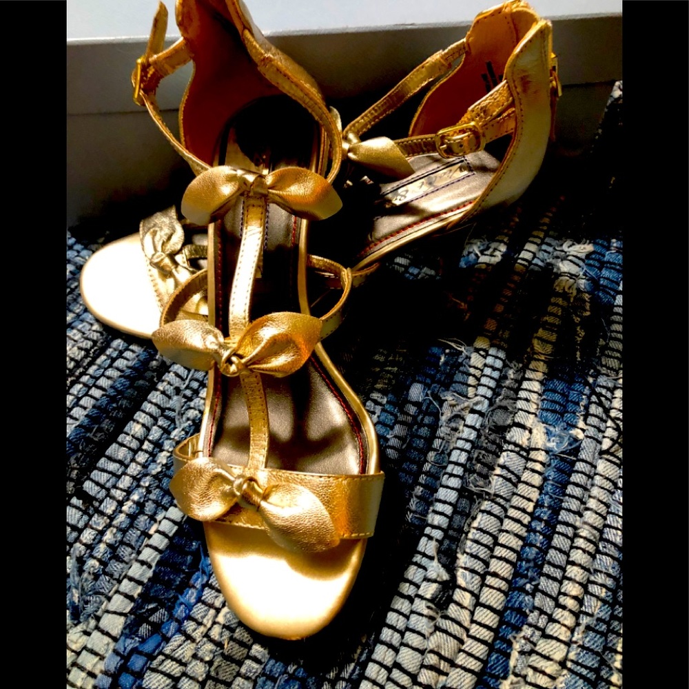 Beautiful bow front gold heals